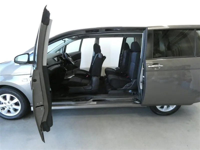 Toyota isis estate wagon 7-seater