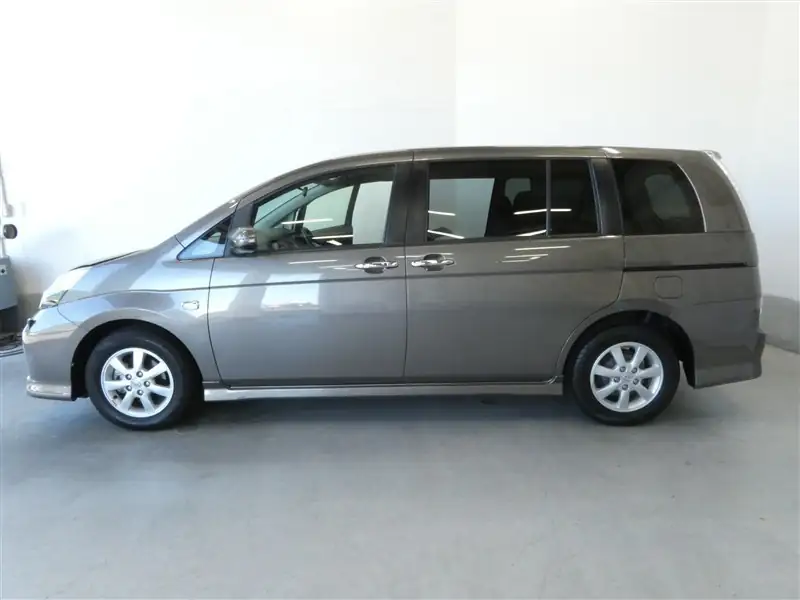 toyota isis side view