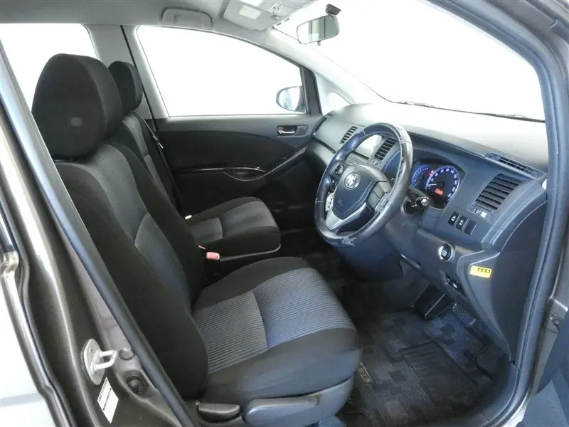 Toyota Isis Estate car interior