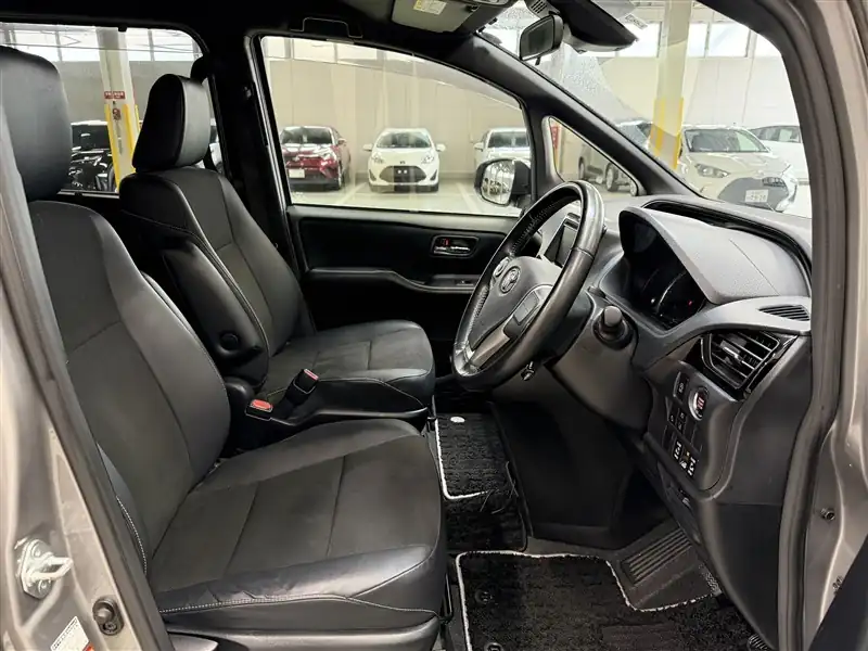 interior front seats view of toyota noah