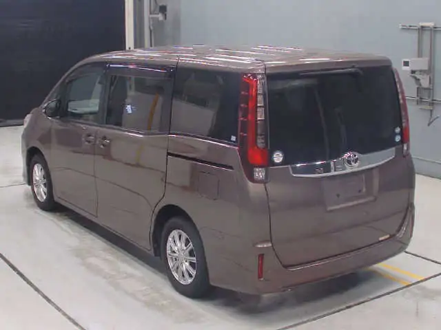 Toyota Noah ZWR80G rear three-quarter view showing tailgate