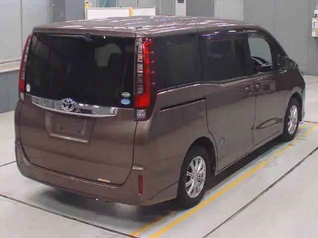 Toyota Noah Rear tail image