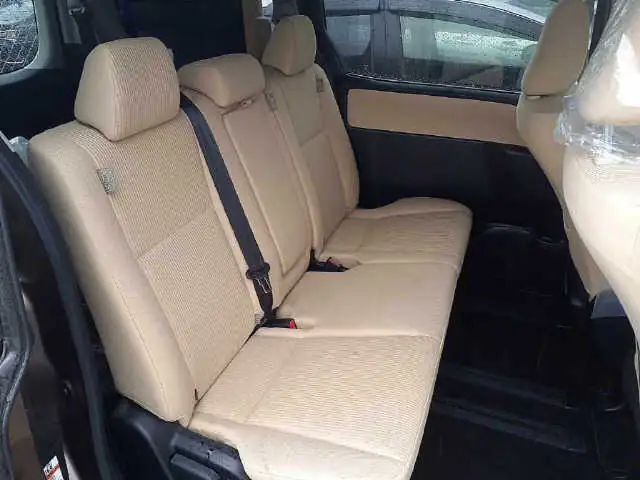 Toyota Noah interior, Rear bench 3 people mid-seat